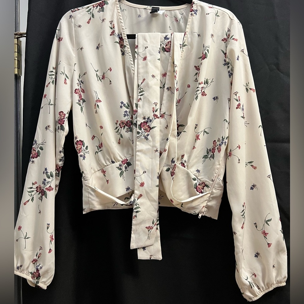 Long sleeve floral tie crop top